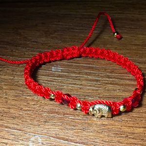 It is a red bracket. You can adjust it to your size. It hace an elephant design.